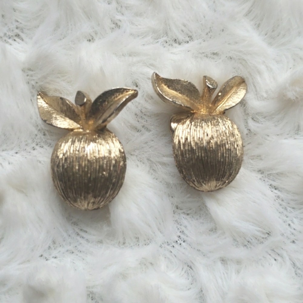 Sarah Coventry signed vintage 1970s fashion earrings